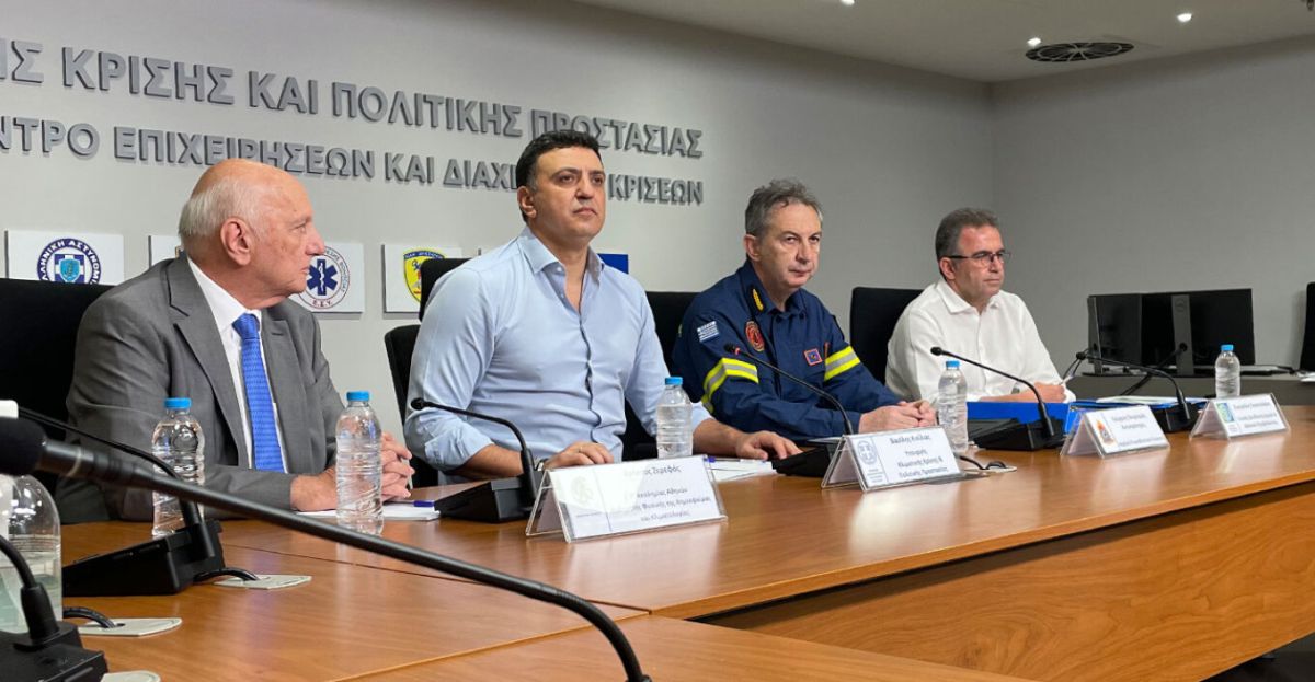 Climate Crisis Min. Kikilias heads coordinating meeting in Lamia as storm moves closer