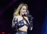 Η Τάνια Μπρεάζου με ροζ κορδονάκι «σβήνει» το ηλιοβασίλεμα