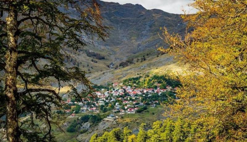 Αετομηλίτσα: Το ελληνικό χωριό «φάντασμα» με τις εντυπωσιακές λίμνες που ζωντανεύει 5 μήνες τον χρόνο
