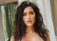 Έκρηξη στη Σαντορίνη! Μοντέλο του Playboy προκαλεί ηφαιστειογενείς αντιδράσεις με το κορμί της