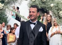 «Έτριξαν» τα πατώματα: Ο Ντάνος χόρεψε λεβέντικα στον γάμο του το πιο βαρύ ζεϊμπέκικο του Μητροπάνου