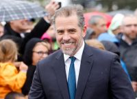 Ο Χάντερ Μπάιντεν κατηγορείται ότι  αποκτήσε όπλο, ενώ ήταν χρήστης ναρκωτικών