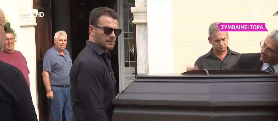 «Λύγισε» ο Γιώργος Αγγελόπουλος: Σήκωσε ο ίδιος το φέρετρο της μητέρας του στην κηδεία της
