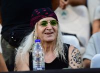 Εμφανίστηκε με πράσινα γυαλιά: Ο Καρβέλας πήγε στο γήπεδο και μοίρασε εγκεφαλικά στις γυναίκες