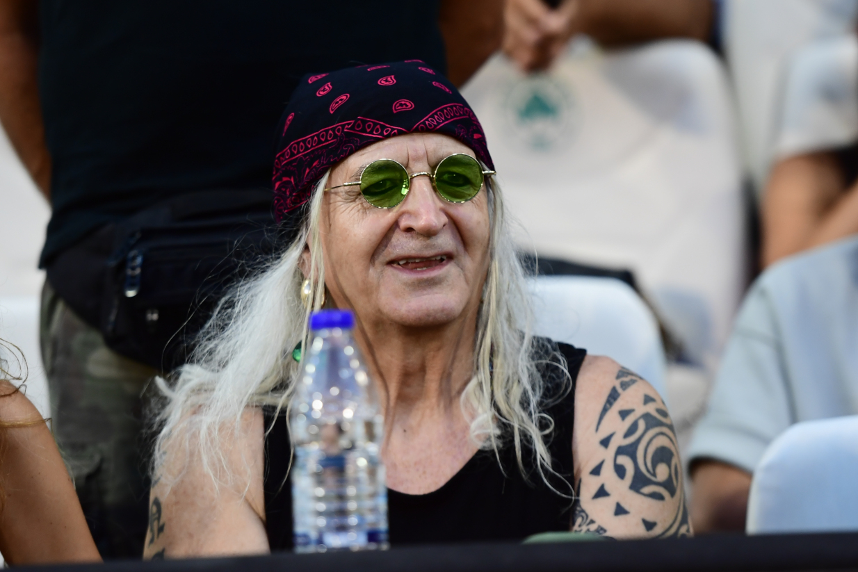 Εμφανίστηκε με πράσινα γυαλιά: Ο Καρβέλας πήγε στο γήπεδο και μοίρασε εγκεφαλικά στις γυναίκες