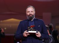 Γιώργος Λάνθιμος: Μεγάλη επιτυχία –  Κέρδισε το Χρυσό Λέοντα για το «Poor Things» [vid]