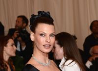 Linda Evangelista: Αποκάλυψε ότι διαγνώστηκε με καρκίνο 2 φορές σε 5 χρόνια: «Έσκαψαν τρύπες στο στήθος μου»
