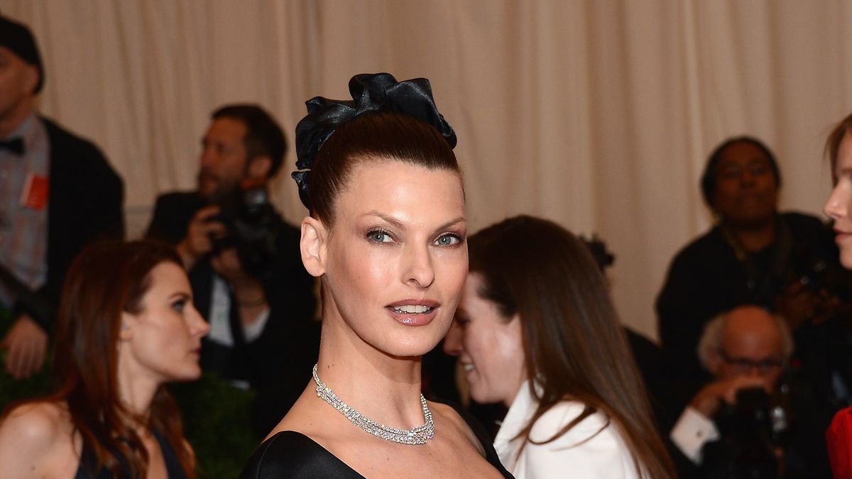 Linda Evangelista: Αποκάλυψε ότι διαγνώστηκε με καρκίνο 2 φορές σε 5 χρόνια: «Έσκαψαν τρύπες στο στήθος μου»