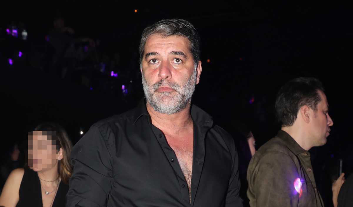 Βασίλης Μπισμπίκης: Η φωτογραφία την ώρα που κάνει αποτρίχωση στα αυτιά και τη μύτη με τον Ραούφ