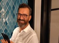 Άγγελος Μπράτης: Γυμνός μπροστά στη θάλασσα απολαμβάνει τον ήλιο