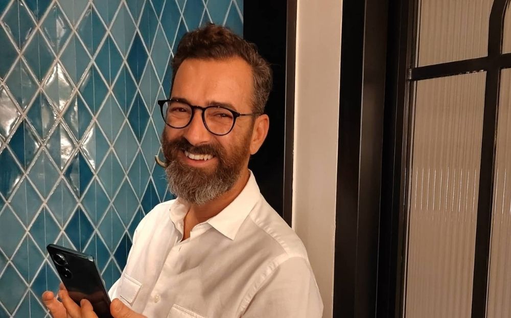 Άγγελος Μπράτης: Γυμνός μπροστά στη θάλασσα απολαμβάνει τον ήλιο