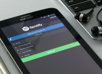 Spotify: Οικονομικοί αναλυτές λένε πως μπορείς να βγάλεις λεφτά ακούγοντας ένα τραγούδι ξανά και ξανά
