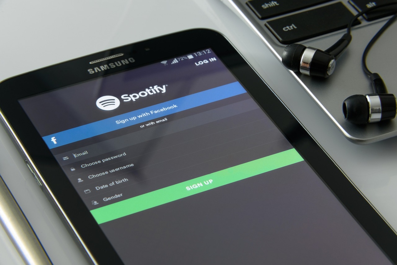 Spotify: Οικονομικοί αναλυτές λένε πως μπορείς να βγάλεις λεφτά ακούγοντας ένα τραγούδι ξανά και ξανά
