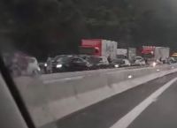 Κλειστή η Εθνική προς Αθήνα στο ύψος του Ελαιώνα Αιγιαλείας λόγω κατολίσθησης στα καμένα