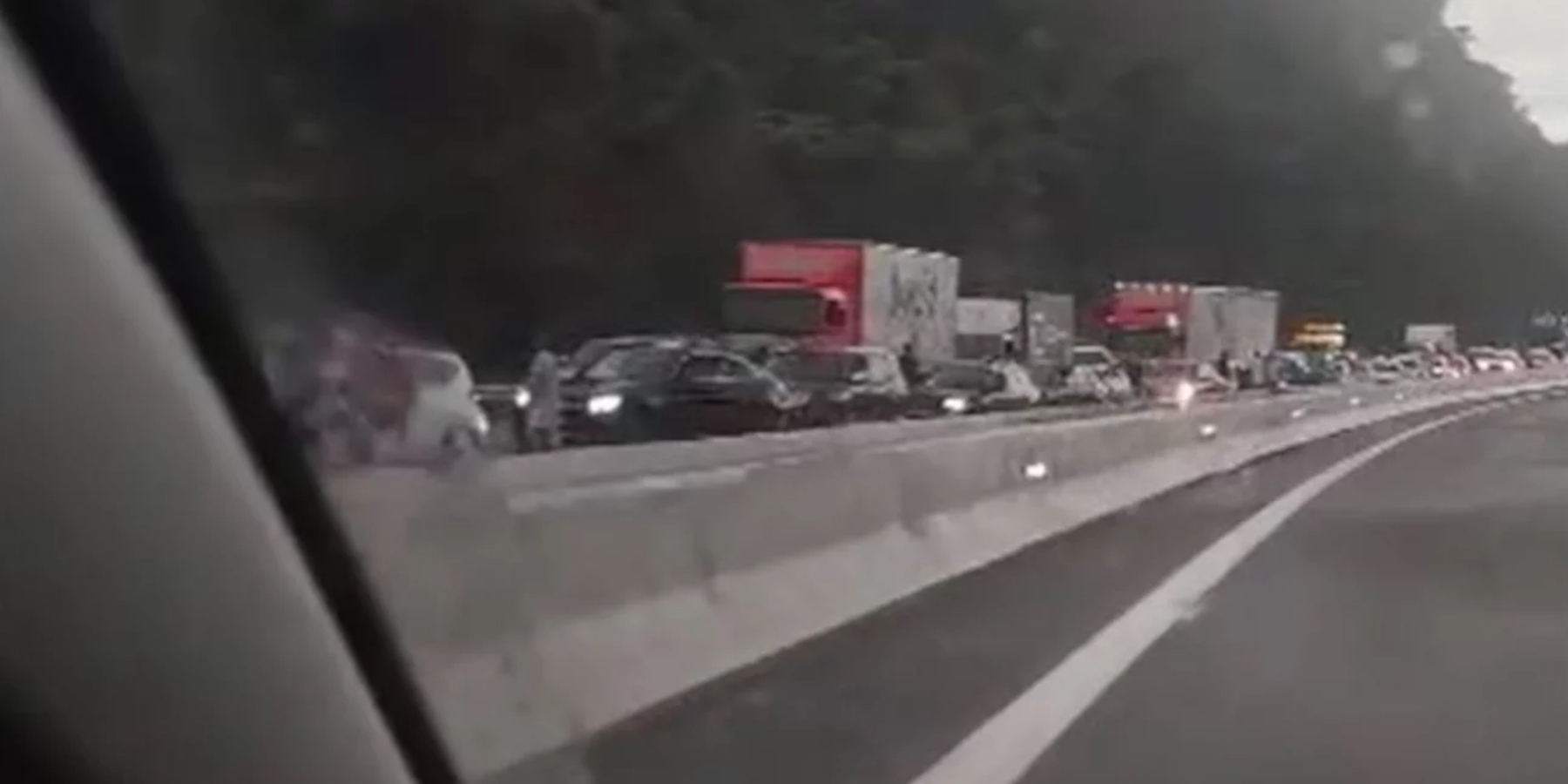 Κλειστή η Εθνική προς Αθήνα στο ύψος του Ελαιώνα Αιγιαλείας λόγω κατολίσθησης στα καμένα