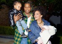 Rihanna: Ποζάρει για πρώτη φορά με τον δεύτερο γιο της