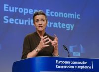 Η Βεστάγκερ εγκαταλείπει προσωρινά την Κομισιόν για να διεκδικήσει την προεδρία της ΕΤΕπ