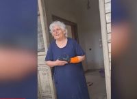 Συγκινεί η γιαγιά στην Θεσσαλία που ζει με την εγγονή της σε σπίτι με νερά και λάσπες από τις πλημμύρες