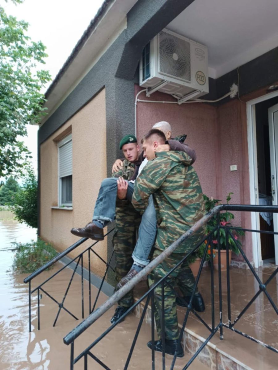 Υπεράνθρωπη προσπάθεια από πυροσβεστική και στρατό για απεγκλωβισμούς
