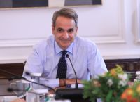 Η θεομηνία ανατρέπει τους σχεδιασμούς κυβέρνησης και κομμάτων