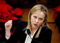 Μελόνι: Παραδέχεται ότι θα μπορούσε να τα πάει καλύτερα στο μεταναστευτικό