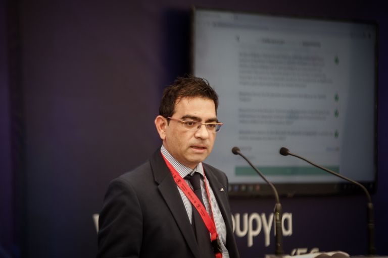 Ο Γιώργος Σταμάτης στο πλευρό της άστεγης Σέρυ [pic]