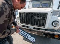 Πολωνία: Απαγορεύει την είσοδο αυτοκινήτων με ρωσικές πινακίδες