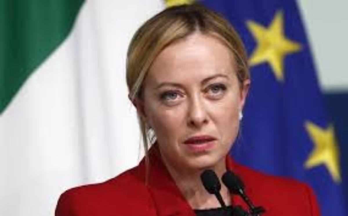 Μελόνι: Διαψεύδει τις φήμες για πτώση της κυβέρνησής της