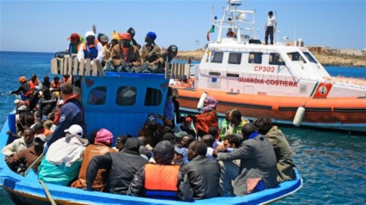 Ε.Ε.: Ενισχύει τις στρατιωτικές επιχειρήσεις στη Μεσόγειο ενάντια στην εμπορία μεταναστών
