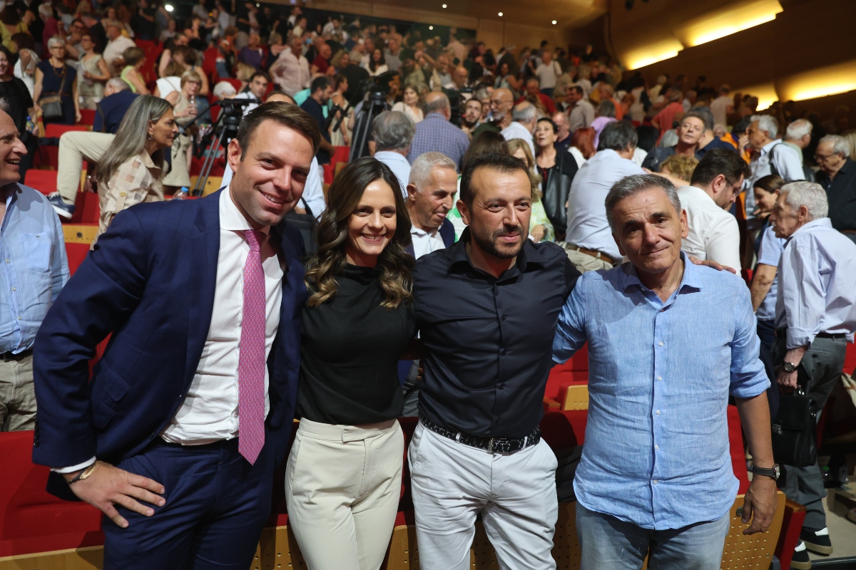 Η Κουμουνδούρου δείχνει την πόρτα εξόδους στους αντιφρονούντες