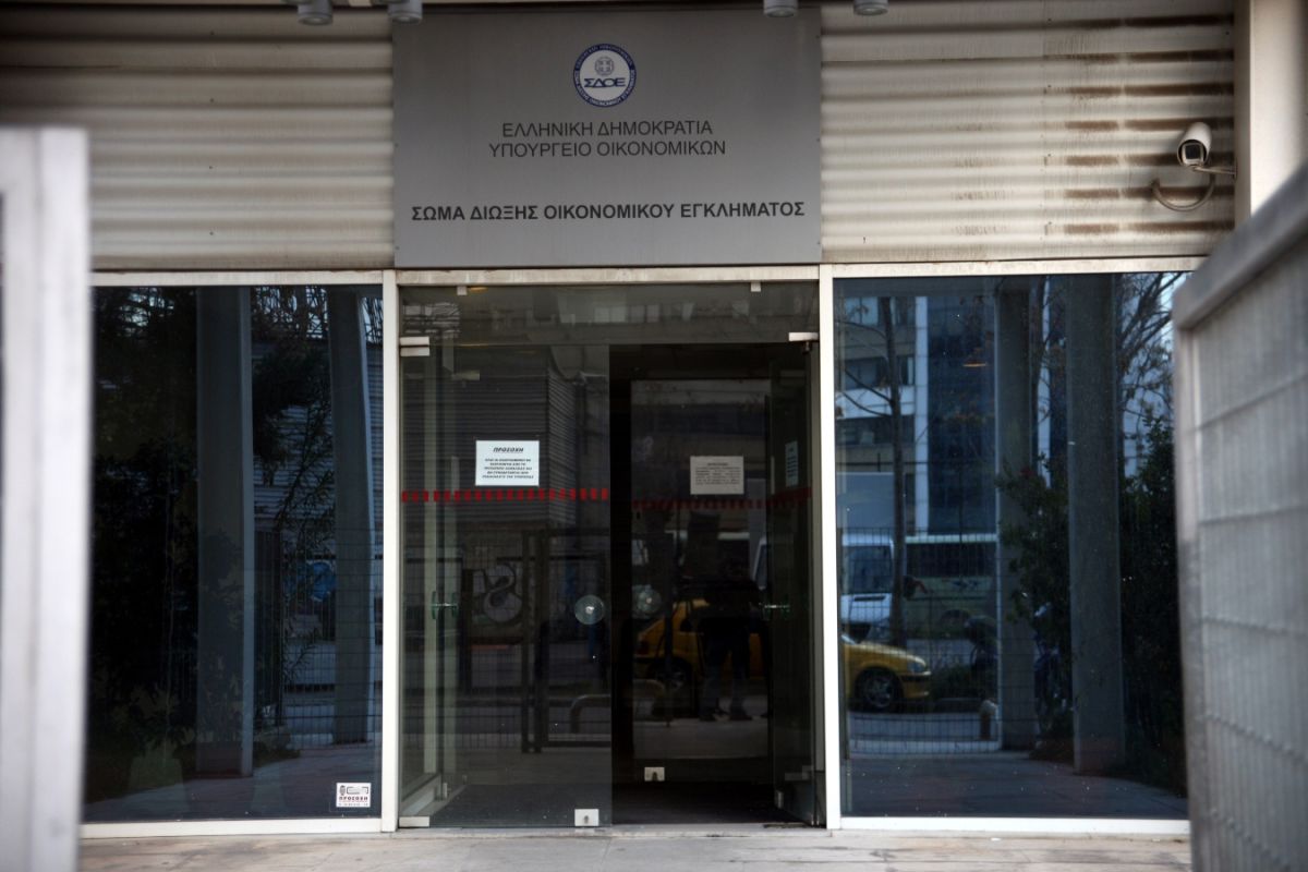 Χώρους παράνομης εμφιάλωσης νοθευμένων ποτών εντόπισε το ΣΔΟΕ στην Αττική