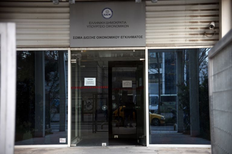 Χώρους παράνομης εμφιάλωσης νοθευμένων ποτών εντόπισε το ΣΔΟΕ στην Αττική