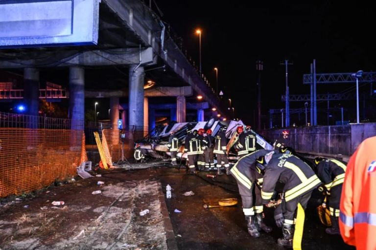 Τραγωδία στην Ιταλία: Λεωφορείο έπεσε στο κενό από οδογέφυρα – Τουλάχιστον 20 νεκροί [vid]