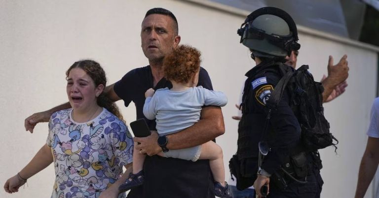 Χαμάς: «Θα εκτελέσουμε ομήρους αν συνεχιστούν οι βομβαρδισμοί στη Γάζα» – Βρέθηκαν 1.500 σοροί