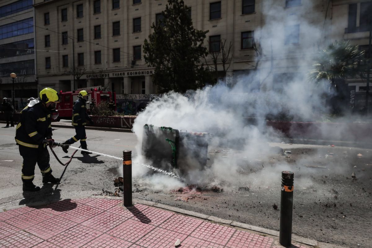 Πατησίων: 20 άτομα με κουκούλες βγήκαν από την ΑΣΟΕΕ και πυρπόλησαν κάδους