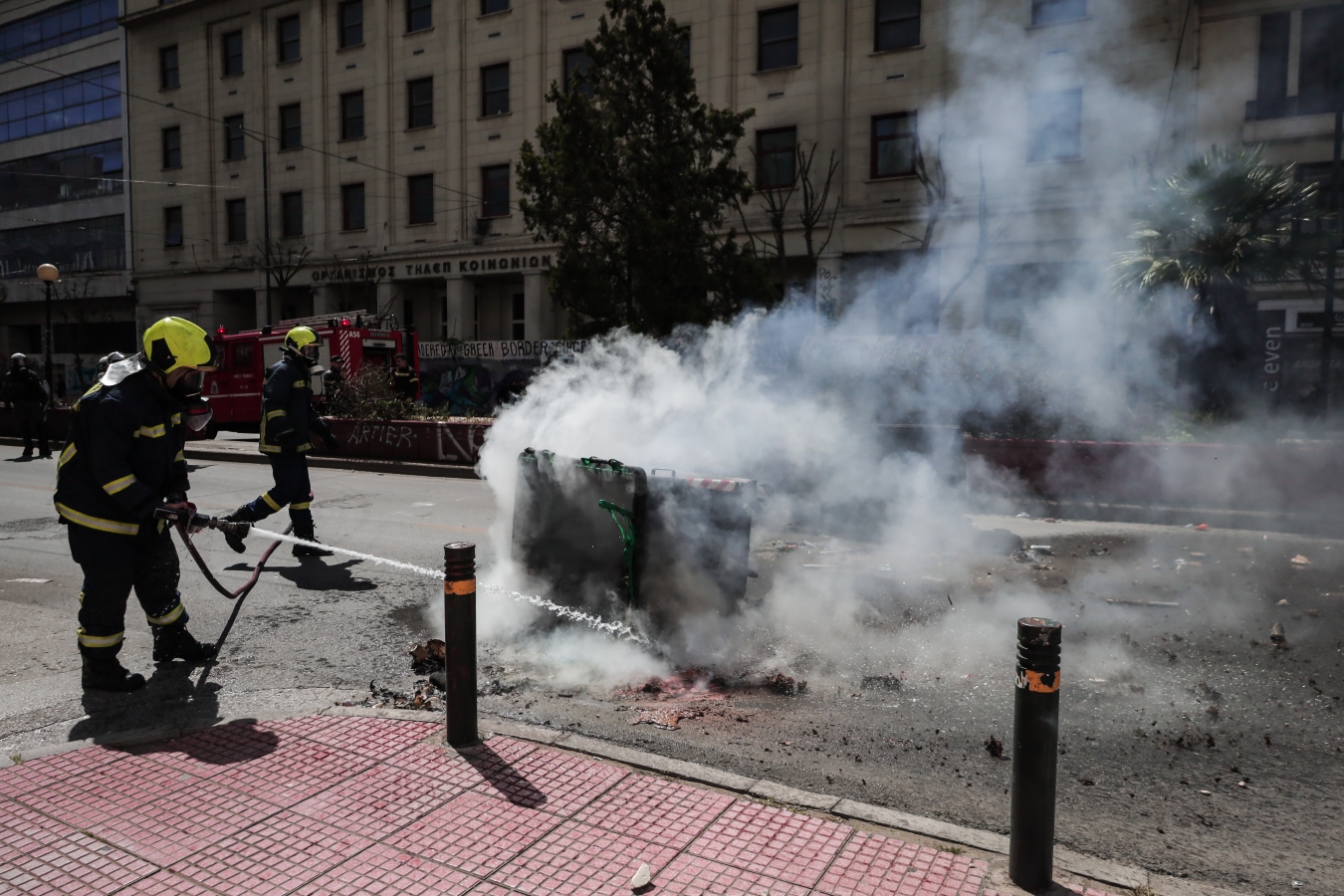 Πατησίων: 20 άτομα με κουκούλες βγήκαν από την ΑΣΟΕΕ και πυρπόλησαν κάδους