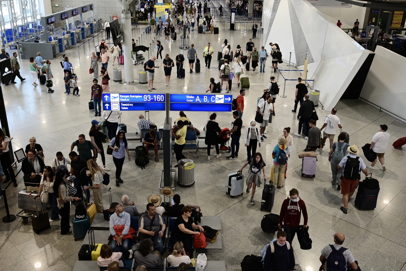 «Ελευθέριος Βενιζέλος» – Ατελείωτες ουρές στον έλεγχο διαβατηρίων [vid]