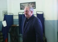 Αυτοδιοικητικές εκλογές: Ο Κώστας Καραμανλής ξέχασε την ταυτότητά του καθώς πήγαινε να ψηφίσει