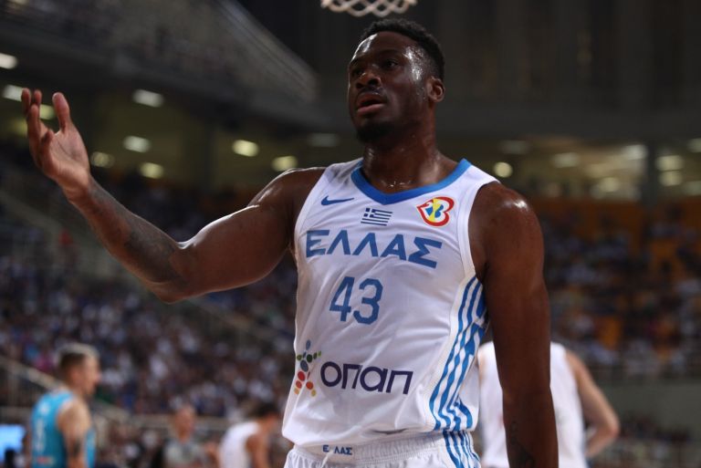 Αντετοκούνμπο: Τρελαμένος θείος ο Θανάσης απέκτησε και αυτός ροζ παπούτσια [vid]