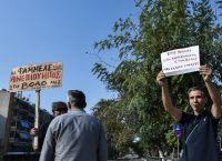 Στέφανος Κασσελάκης στον Βόλο: Παρέμβαση σε διαδηλωτές με πλακάτ κατά του Φάμελλου [vid]