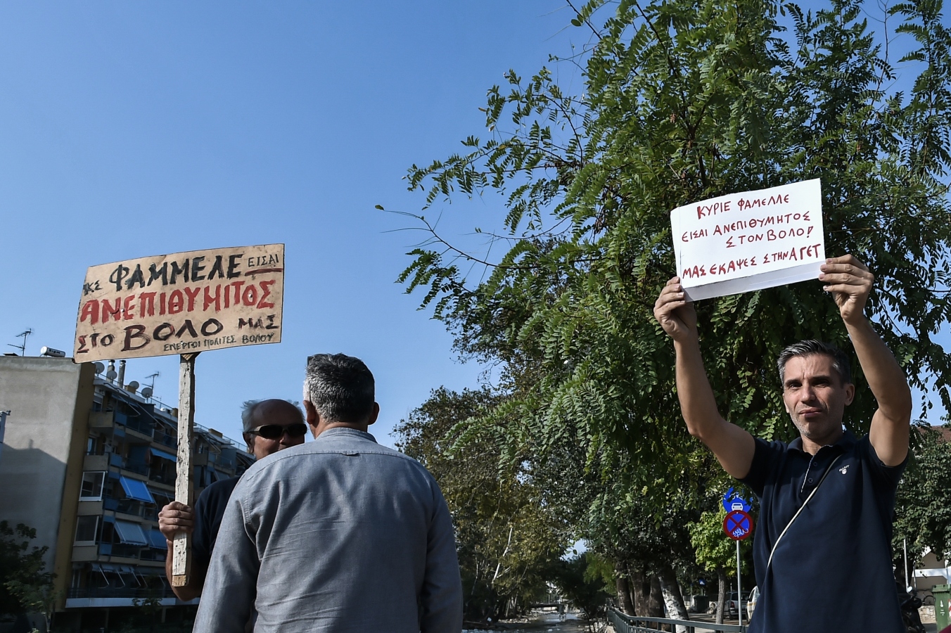 Στέφανος Κασσελάκης στον Βόλο: Παρέμβαση σε διαδηλωτές με πλακάτ κατά του Φάμελλου [vid]