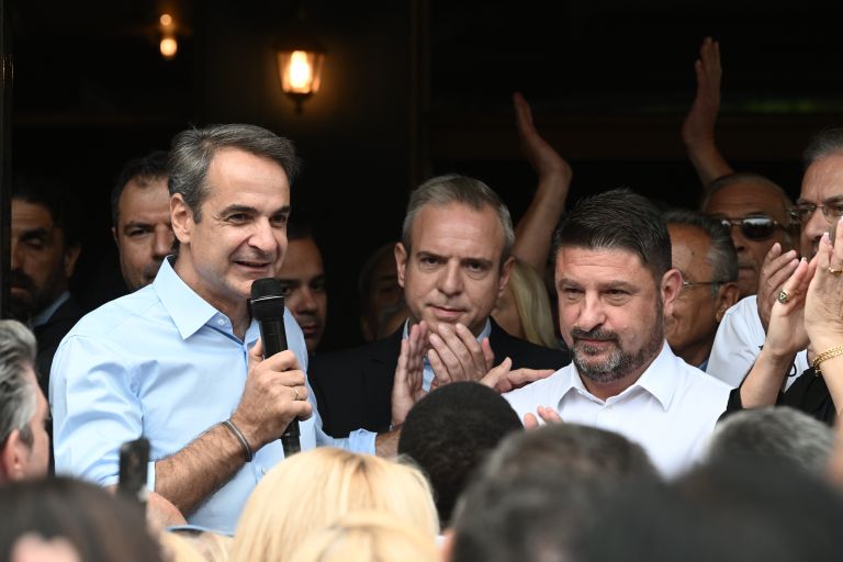 PM Mitsotakis visits Vyronas, expresses support for candidate governor Nikos Hardalias