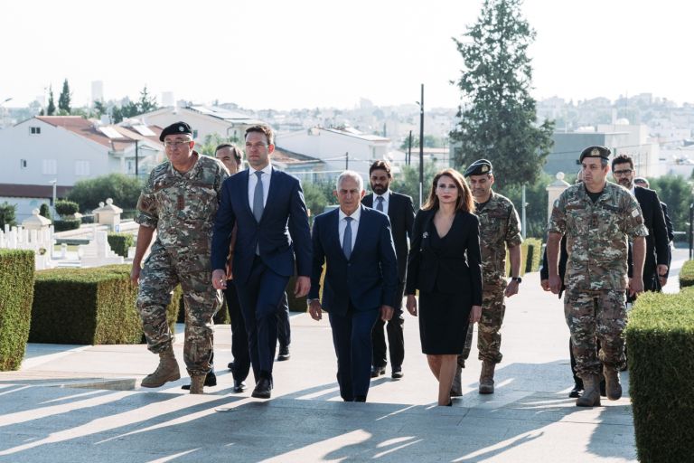 Στέφανος Κασσελάκης: Πραγματοποιεί επίσκεψη στην Κύπρο – Κατέθεσε στεφάνι [vid]