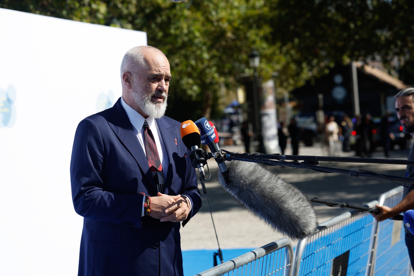 Εγκαίνια προτομής του Κωνσταντίνου Μητσοτάκη στη Δερβιτσάνη από τον Έντι Ράμα [vid]