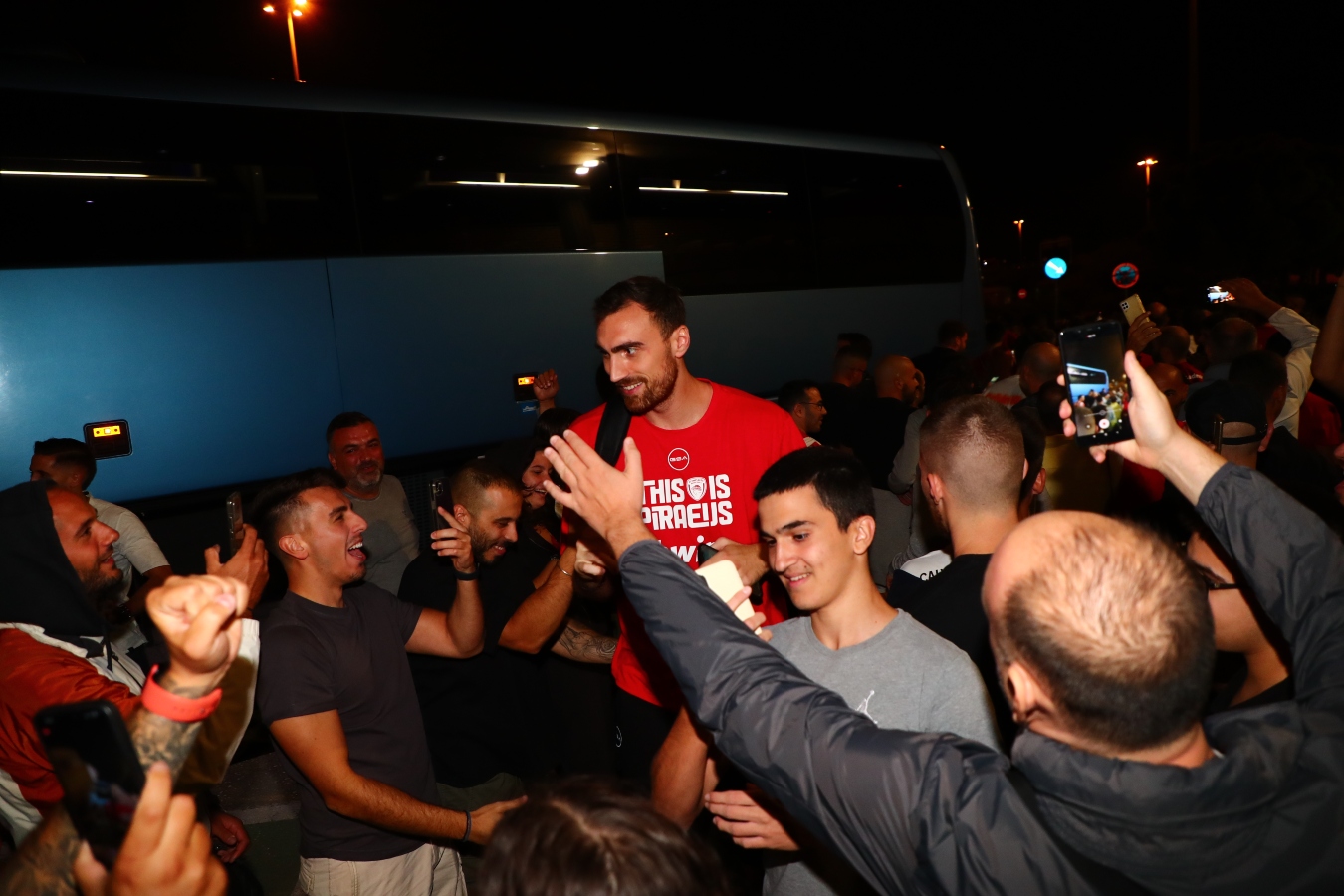 Το πάρτι του Ολυμπιακού στα αποδυτήρια του ΟΑΚΑ και η υποδοχή από τον κόσμο στο ΣΕΦ [vid]