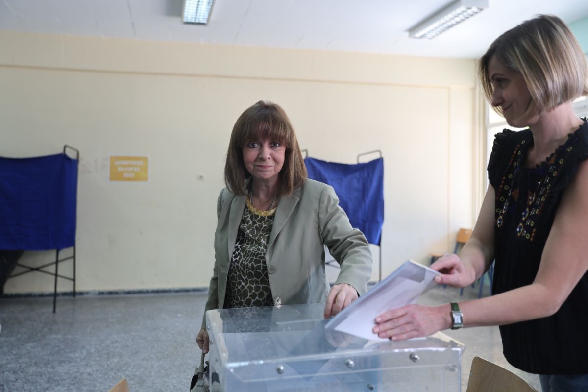 Αυτοδιοικητικές εκλογές 2023: Ψήφισε στη Γκράβα η Κατερίνα Σακελλαροπούλου