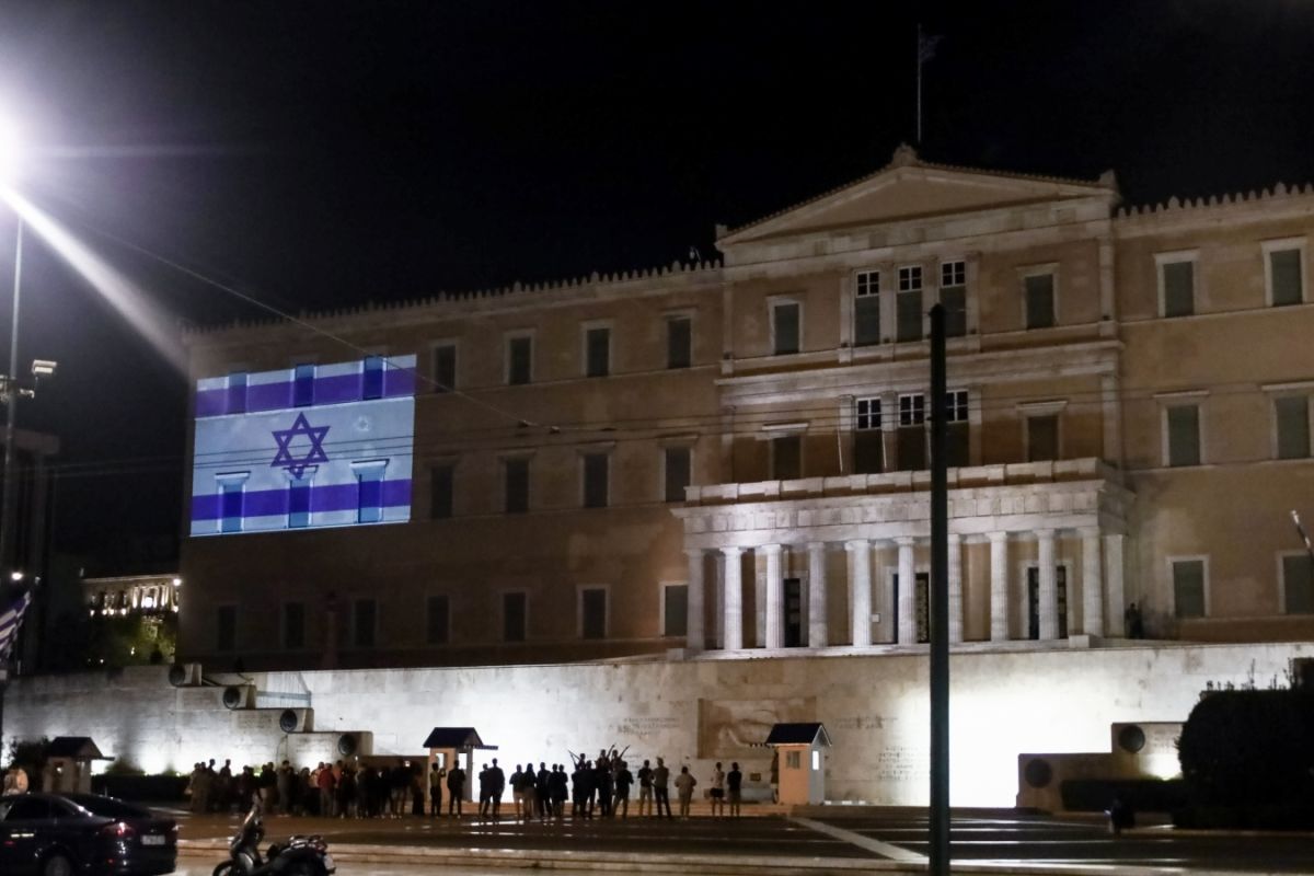 Η πρόσοψη της Βουλής φωταγωγήθηκε με τα χρώματα του Ισραήλ [pics]