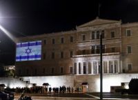 Η πρόσοψη της Βουλής φωταγωγήθηκε με τα χρώματα του Ισραήλ [pics]