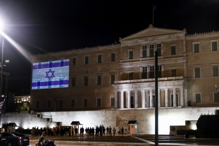 Η πρόσοψη της Βουλής φωταγωγήθηκε με τα χρώματα του Ισραήλ [pics]