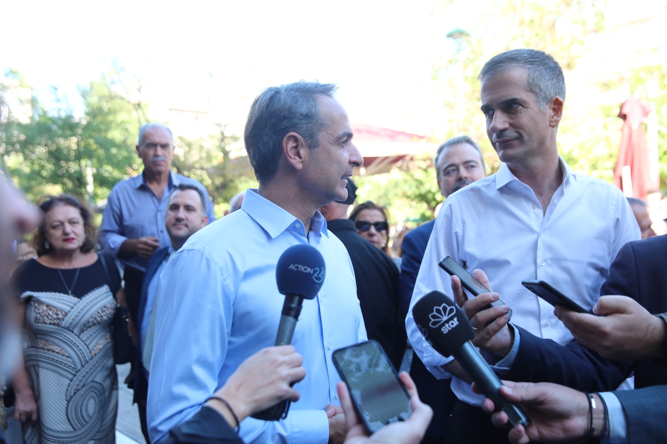 Κυριάκος Μητσοτάκης: Βόλτα με τον Κώστα Μπακογιάννη στη Βικτώρια [pics]